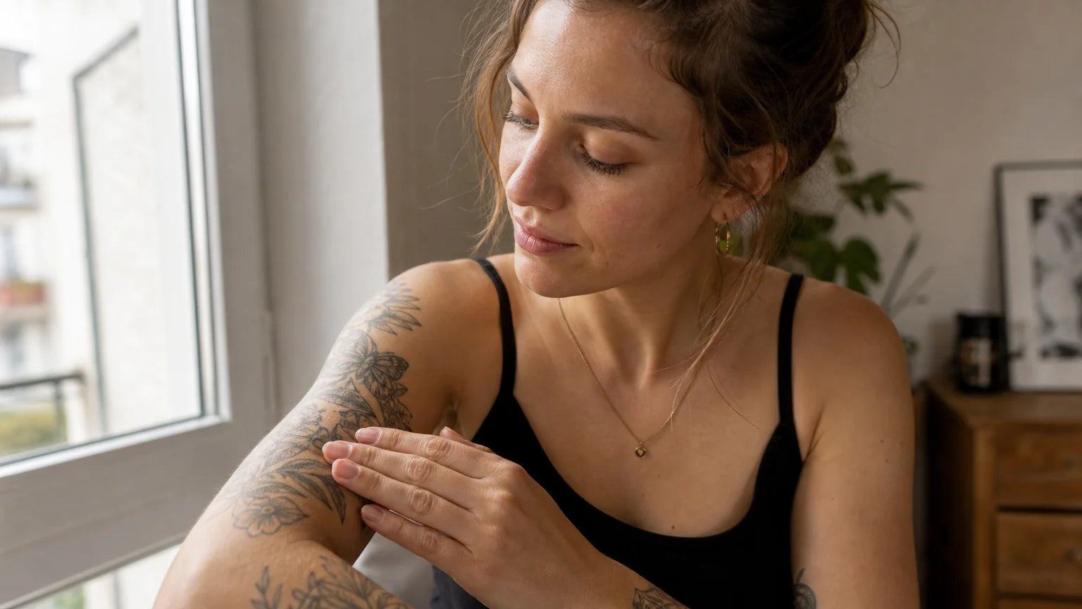 Personne examinant un tatouage cicatrisé dans un studio avant une retouche Image