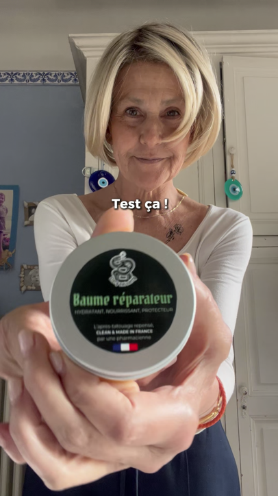 Femme de 60ans qui applique la crème post-tatouage sur tatouage à la poitrine